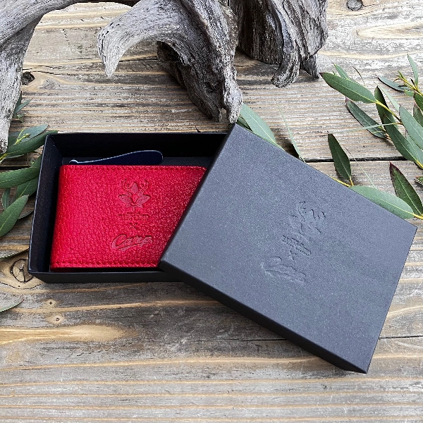 広島ジビエレザー×広島東洋カープ コラボ鹿革二つ折りパスケース 2026Ver.