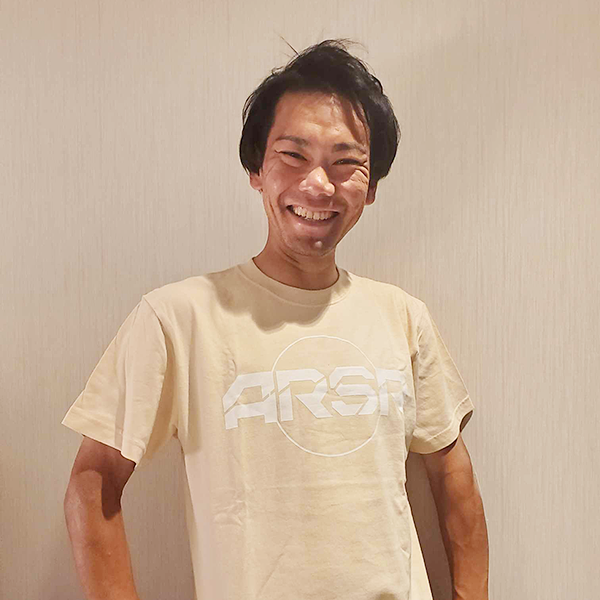 新城幸也 クルーネックロゴTシャツ【J SPORTS限定】 ベージュ