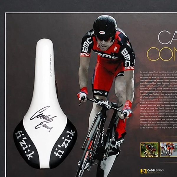 カデル・エヴァンス 直筆サイン入りバイクシート (2011年ツール・ド・フランス記念限定フレーム入り) ※世界限定21品