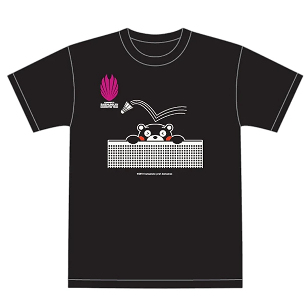 くまもと再春館製薬所バドミントンチーム公式 ひょっこりこつんTシャツくまモンver. ブラック