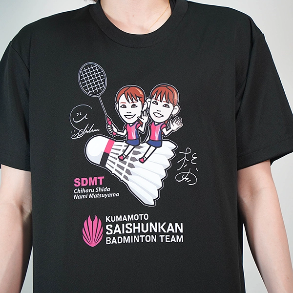 くまもと再春館製薬所バドミントンチーム公式 シダマツペア 似顔絵Tシャツ 2024ver. ブラック