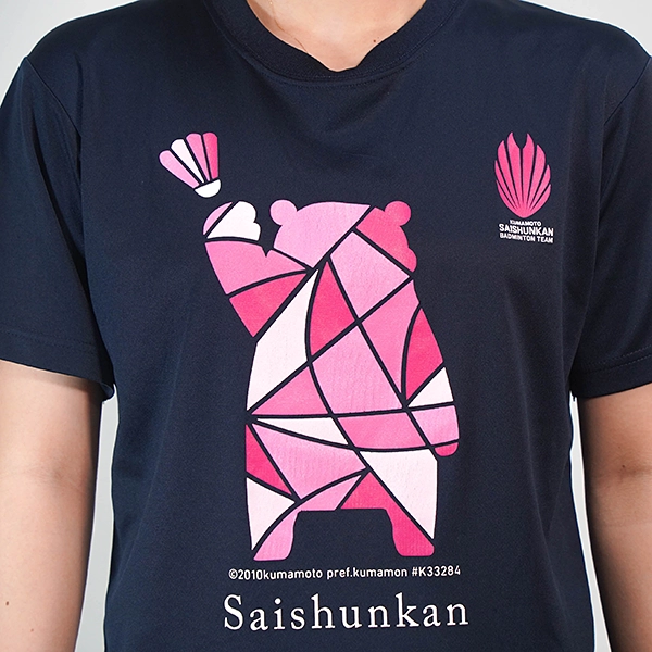 くまもと再春館製薬所バドミントンチーム公式 ブロッキング・ピンクTシャツ くまモンver. ネイビー