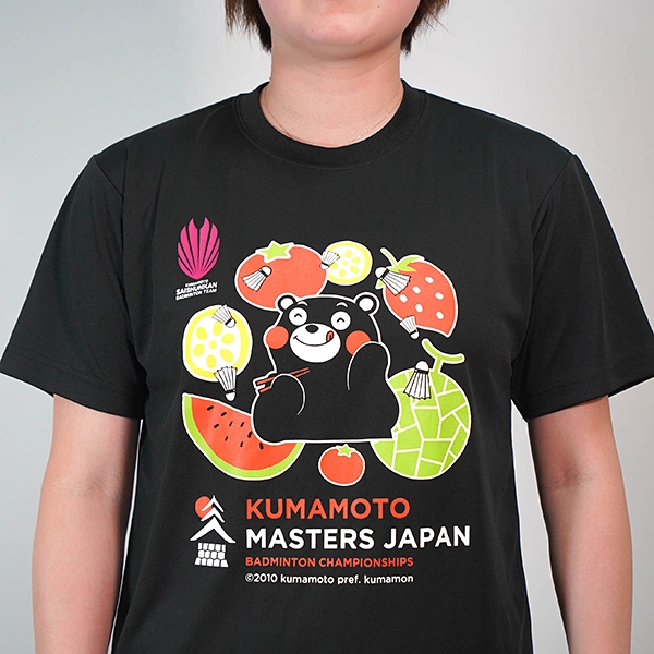 くまもと再春館製薬所バドミントンチーム公式 熊本マスターズジャパン MEISAN Tシャツ くまモンver. ブラック