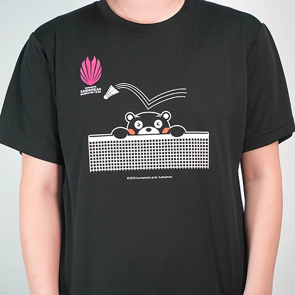 くまもと再春館製薬所バドミントンチーム公式 ひょっこりこつんTシャツくまモンver. ブラック