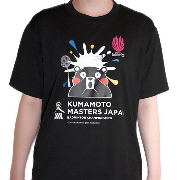 くまもと再春館製薬所バドミントンチーム公式 熊本マスターズジャパン2025 スプラッシュTシャツ くまモンver.(ブラック)