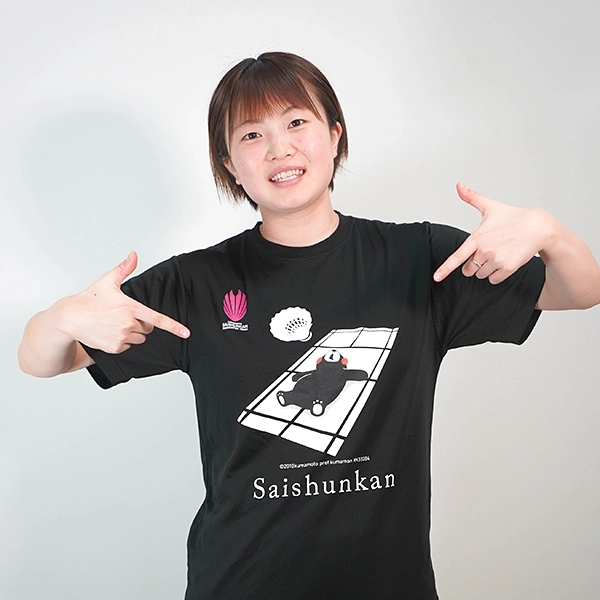 くまもと再春館製薬所バドミントンチーム公式 コートの上でお昼寝Tシャツ くまモンver. ブラック