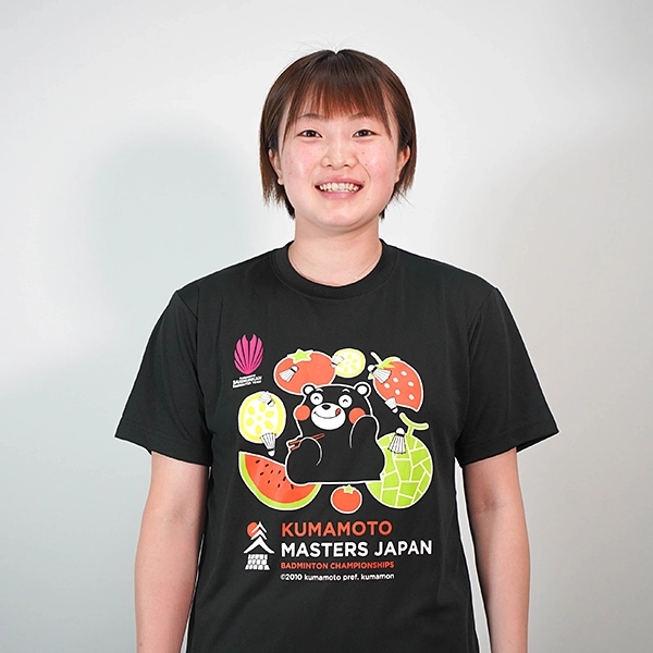 くまもと再春館製薬所バドミントンチーム公式 熊本マスターズジャパン MEISAN Tシャツ くまモンver. ブラック