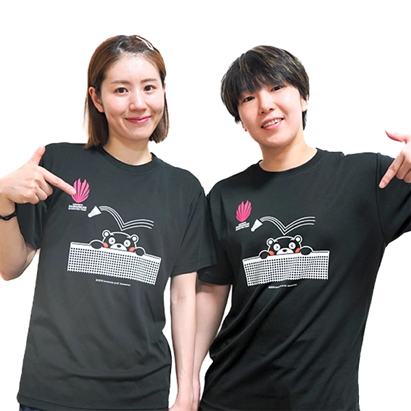 くまもと再春館製薬所バドミントンチーム公式 ひょっこりこつんTシャツくまモンver. ブラック