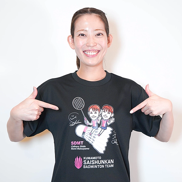 くまもと再春館製薬所バドミントンチーム公式 シダマツペア 似顔絵Tシャツ 2024ver. ブラック