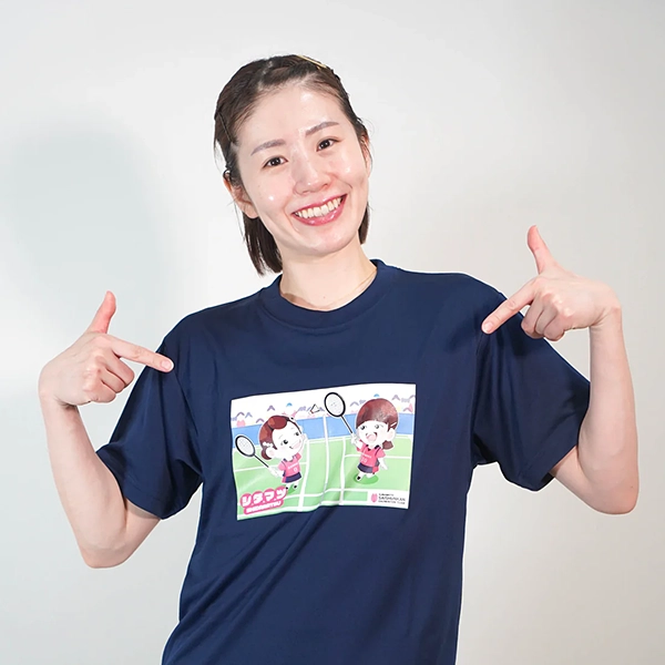くまもと再春館製薬所バドミントンチーム公式 シダマツペア 似顔絵Tシャツ 2025ver. ネイビー