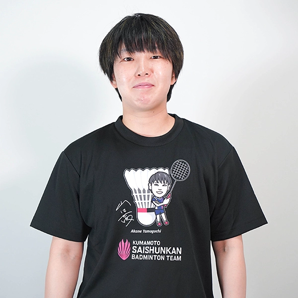 くまもと再春館製薬所バドミントンチーム公式 山口茜選手 似顔絵Tシャツ 2024ver. ブラック