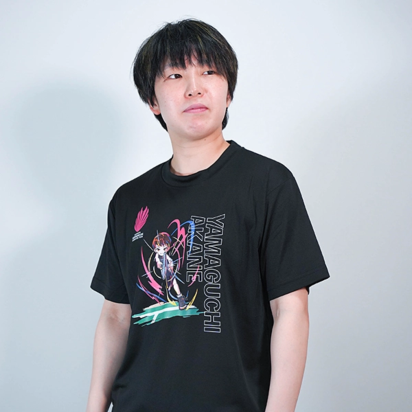 くまもと再春館製薬所バドミントンチーム公式 山口茜選手 似顔絵Tシャツ 2025ver. ブラック